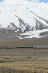 15-The train to Lhasa in front of the Kunlun mountains